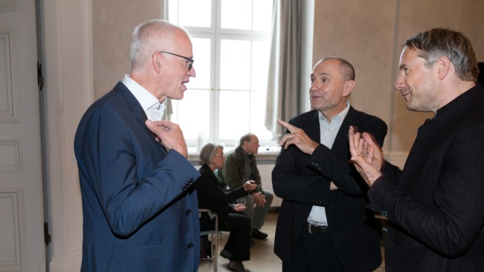 SZenario: Laudator Friedhelm Marx (links) und Preisträger Norbert Gstrein mit Jo Lendle, Chef des Hanser Verlags (rechts).
