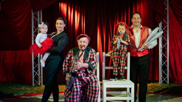 Zirkus: Mandy Frank steht in Taufkirchen mit ihrem Mann Enrico Lauenburger, ihren Kindern und ihrem Vater in der Manege.