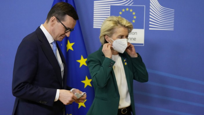 Polen und die EU: Kommissionspräsidentin Ursula von der Leyen will die Gespräche mit Polens Ministerpräsident Mateusz Morawiecki weiterführen. Kritiker fordern ein deutlich härteres Auftreten der EU.