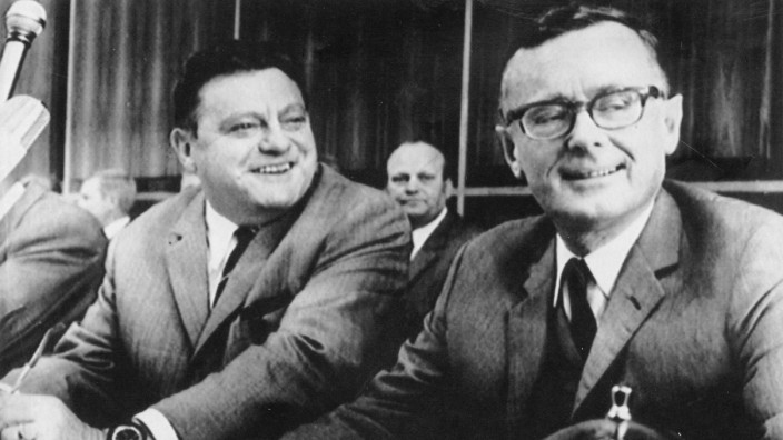 Konjunktur: Kongeniales Duo: Der damalige CSU-Finanzminister Franz Josef Strauß und sein SPD-Kollege Karl Schiller (v.li.) bei einer gemeinsamen Pressekonferenz 1968.