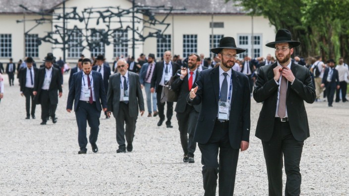 Judentum: Anlässlich eines Abschlussbesuchs der Konferenz der Europäischen Rabbiner gedachten hunderte jüdische Religionsführer den Opfern der Shoah.
