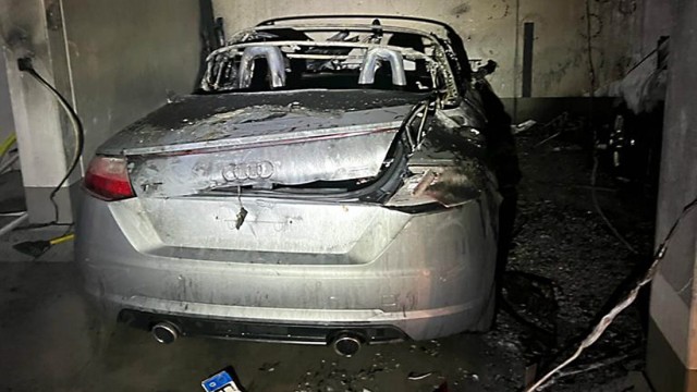 Neubiberg: In der Garage werden zwei Autos und ein Motorrad durch das Feuer zerstört.