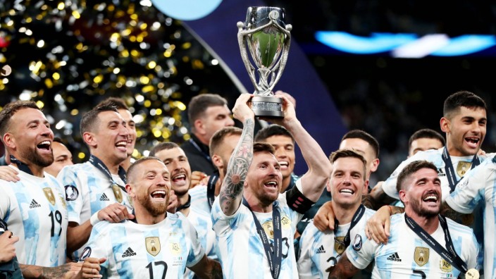 Finalissima 2022: Lionel Messi stemmt den Pokal nach Argentiniens Sieg in die Luft