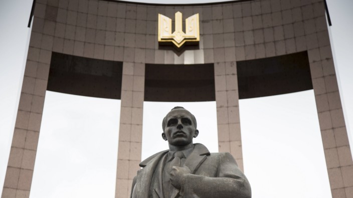 Erinnerungspolitik: Pompöses Monument: Das 2007 fertiggestellte Stepan-Bandera-Denkmal in Lwiw misst samt Sockel sieben Meter, der Triumphbogen dahinter ist gar 30 Meter hoch.