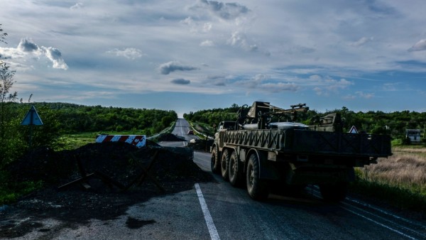 Krieg in der Ukraine: Ein Militärtransporter mit Raketen im Donbass