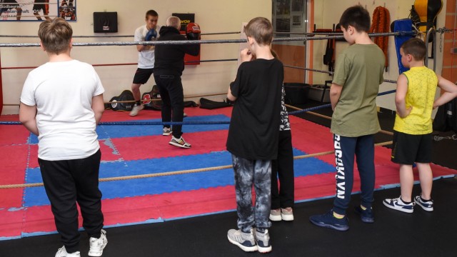 Boxing training for refugees: Youngsters from the Edelweiß gym watch the old people boxing.  Among them are refugees from Ukraine, as well as Russians.