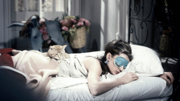 Kulturgeschichte der Schlafbrille: Die Welt soll bitte draußen bleiben: Audrey Hepburn 1961 als Holly Golightly in dem Film "Breakfast at Tiffany's".