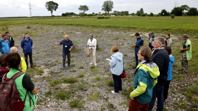 Artenschutz: Harald Albrecht und Christine Joas (Mitte) erläutern, wie sich die Heide im Lauf der Zeit verändert hat.