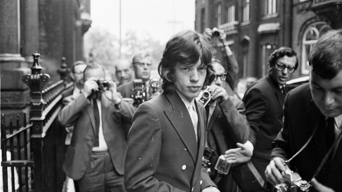 Konzerte von Pop-Veteranen: Mick Jagger vor einem Londoner Gericht im Jahr 1967 - eine Verurteilung wegen Drogenbesitzes konnte seine Karriere nicht stoppen. Und danach und bis heute sowieso nichts mehr.
