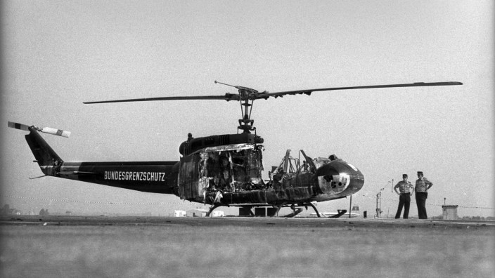 Ein durch eine Handgranate zerstörter Hubschraubers steht am 6. September 1972 auf dem Flughafen Fürstenfeldbruck. In diesem und einem weiteren Helikopter starben die neun Geiseln.
