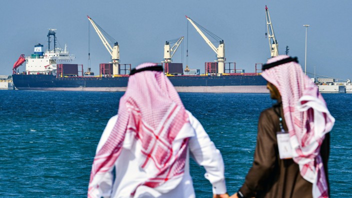 Energiepolitik: Saudi-Arabien ist als Partner gefragt - von Russland, und neuerdings auch wieder von den USA: Blick auf einen Öltanker am Persischen Golf in Saudi-Arabien.