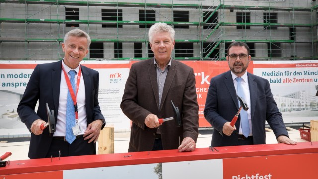 Harlaching: Einschlägige Runde (von links): München-Klinik-Chef Axel Fischer, Oberbürgermeister Dieter Reiter und Klaus Holetschek, bayerischer Gesundheitsminister.