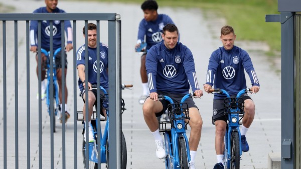 Nationalmannschaft: DFB-Spieler fahren mit dem Fahrrad zum Training