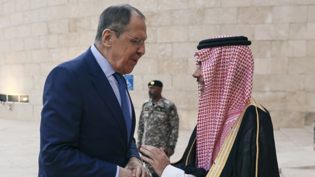 Energiepolitik: Der russische Außenminister Sergej Lawrow trifft bei seinem Besuch in Saudi-Arabien Ende Mai auf seinen Amtskollegen Prinz Faisal bin Farhan al-Saud.