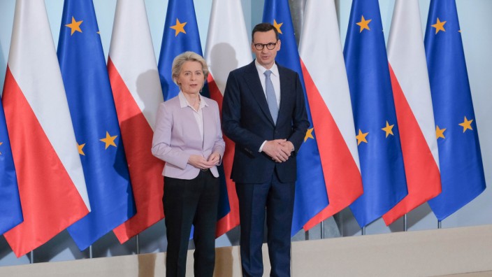 Kommissionspräsidentin in Warschau: Kommissionspräsidentin Ursula von der Leyen hat am Donnerstag Polens Ministerpräsidenten Mateusz Morawiecki in Warschau getroffen.