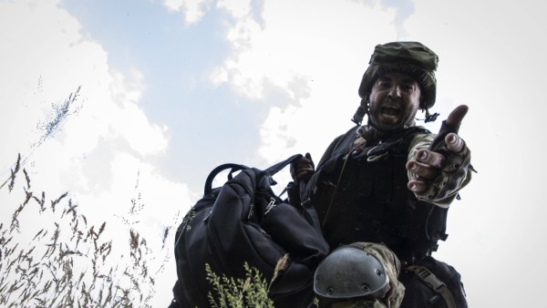 May 28, 2022, Lysychansk, Luhans'!ka Oblast, Ukraine: A Ukrainian soldier leans out his hand to rescue a journalist hidi