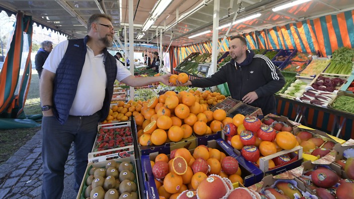 Baierbrunn: Der Wochenmarkt macht Baierbrunns Ortsmitte seit rund einem Jahr lebendiger: Bürgermeister Patrick Ott (links) mit Händler Florian Reisinger.