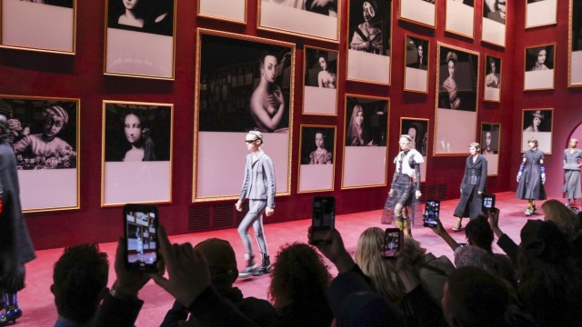 Green Fashion: Weibliche Macht: Bei Dior ist die Location wie in einem Museum mit historischen Frauenporträts in Schwarz-Weiß bestückt.