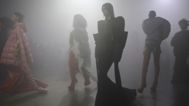 Green Fashion: Bei Nacht und Nebel: Bei Rick Owens wirken die Models mit ihren übergroßen Airbag-Westen als seien sie auf der Flucht.