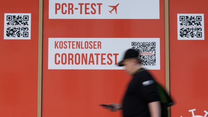 Coronavirus-Pandemie: Ein Corona-Testcenter in Dresden - nicht jeder mit dem Verdacht einer Infektion lässt auch einen PCR-Test machen.
