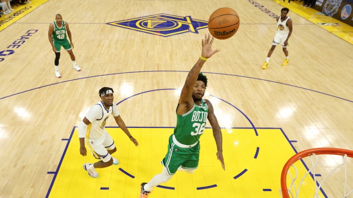 NBA-Finalserie: Hier zur Abwechslung mit einer offensiven Aktion, sonst meist defensiver Organisator seines Teams: Marcus Smart (vorne) von den Boston Celtics.