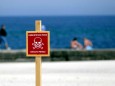 Ein Schild am Strand von Odessa warnt vor Minen im Wasser.