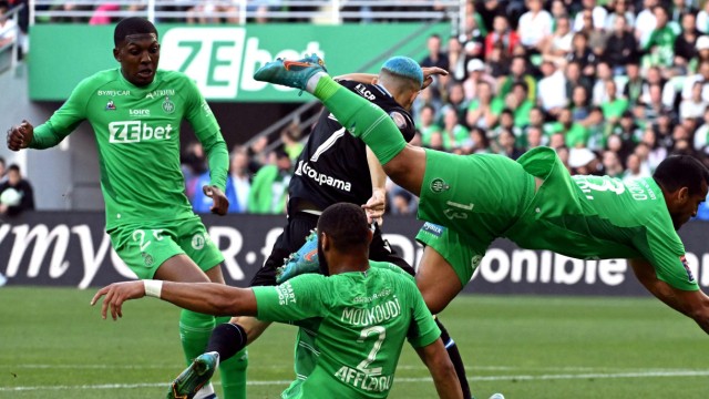 Ligue 1: Upside Down: Saint-Etienne's defense against Auxerre.  Defender Harold Mukodi (No. 2) has managed not to win one of his 28 games this season, including relegation.