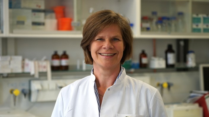 SZ-Rubrik "Formsache": Gefragte Expertin: Prof. Dr. med. Ulrike Protzer, 59, leitet seit 2007 das Institut für Virologie an der TU München.