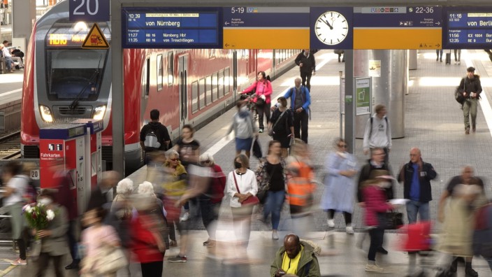 Deutsche Bahn: Menschen an einem Bahnhof