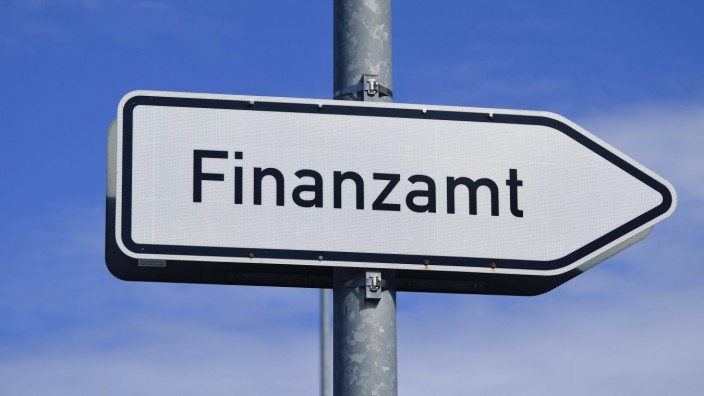 Straßenschild mit der Aufschrift "Finanzamt"