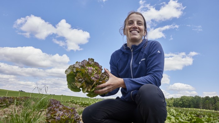 Anbau in Eigeninitiative: Gärtnerin Iris Konnerth betreut das Gemüsefeld der Solawi Isartal zwischen Münsing und Degerndorf. Der rote Kopfsalat hat sich schon einmal gut entwickelt.
