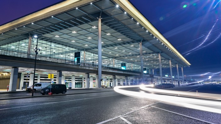 Terminal 1 vom Hauptstadtflughafen Berlin Brandenburg (BER)  "Willy Brandt". Der Flughafen steht für das Versagen der  Berliner Verwaltung.
