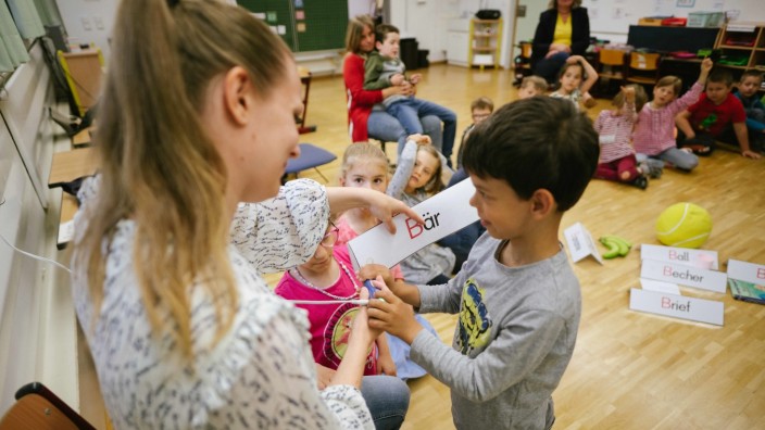 Bildungspolitik: In Partnerklassen an der Grundschule Sauerlach lernen und spielen Mädchen und Jungen mit und ohne Förderbedarf gemeinsam.