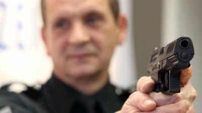 Spar oder stirb (3): Hamburg: Hamburger Sparidee: Die Polizei soll ihr Präsidium in Zukunft wieder selbst bewachen.