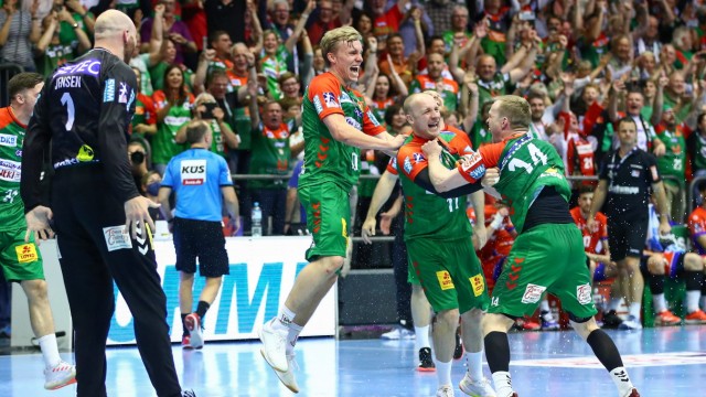 Handball-Bundesliga: Gewissheit nach dem Schlusspfiff: Der SC Magdeburg feiert den Gewinn seiner zweiten gesamtdeutschen Meisterschaft.