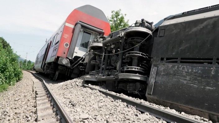 SZ am Morgen: Ersten Vermutungen zufolge könnte ein Schaden am Gleis die Ursache für das Zugunglück bei Garmisch-Partenkirchen sein.