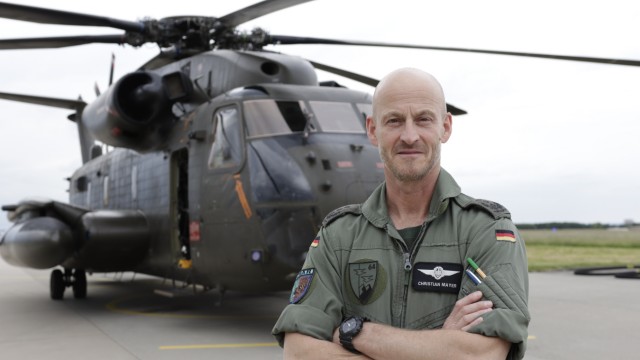 Bundeswehr: Oberst Christian Mayer, Kommodore des Hubschraubergeschwaders 64 - im Hintergrund einer der älteren Hubschrauber der Bundeswehr.