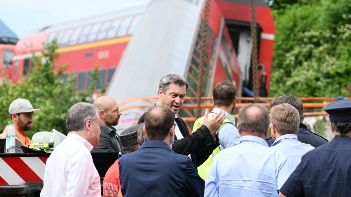 Reaktionen auf das Zugunglück: Der bayerische Ministerpräsident Markus Söder besucht am Samstagvormittag die Unglücksstelle und dankt den Einsatzkräften.