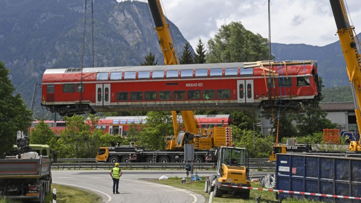 Marode Schienenstrecken: Garmisch-Partenkirchen: Einer der insgesamt drei umgestürzten Waggons der verunglückten Regionalbahn hängt bei der Bergung an einem Spezialkran.
