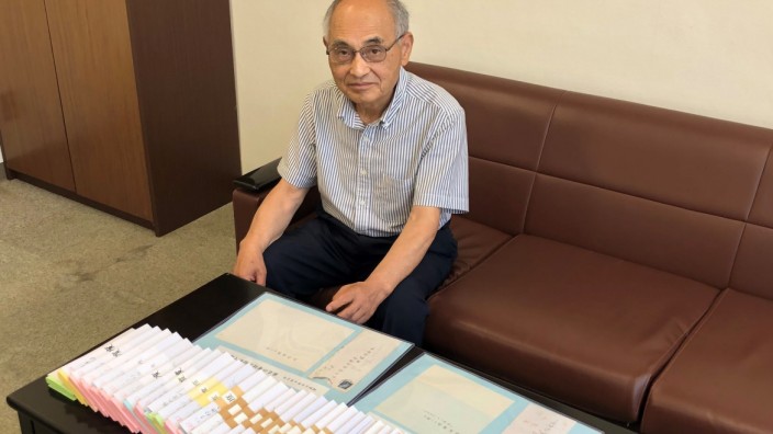 Japan: Seit April 1971 trifft in Okuizumo jeden Monat ein Spendenbrief ein, umgerechnet 25 000 Euro sind so schon zusammengekommen. Katsuaki Yamamoto, Direktor des Rates für soziale Wohlfahrt, hat keine Ahnung, wer der Absender oder die Absenderin sein könnte. Foto: Thomas Hahn