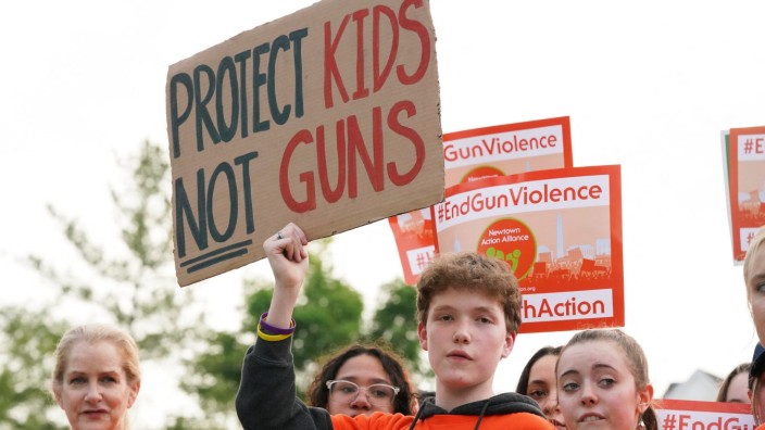 Gewalt in den USA: Am Wochenende gab es in Newtown im US-Bundesstaat Connecticut einen Protestmarsch gegen Waffengewalt. Anlass war die Ermordung von 26 Menschen, darunter 20 Kinder, in einer Schule vor zehn Jahren.