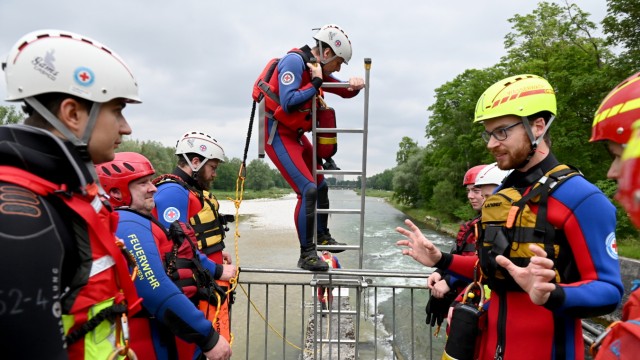Übungswochenende der Wasserwacht: Unter den Augen von Ausbildungsleiter Michael Brambach (mit gelbem Helm) klettern die Teilnehmer der Übung eine Leiter nach unten.