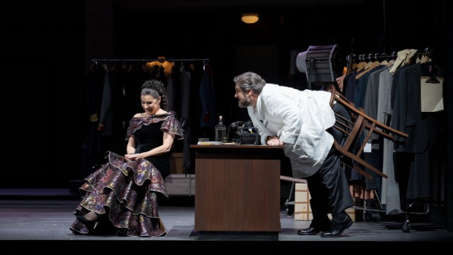Salzburg Whitsun Festival: Figaro (Nicola Alaimo) helps Rosina (Cecilia Bartoli) find happiness in love.