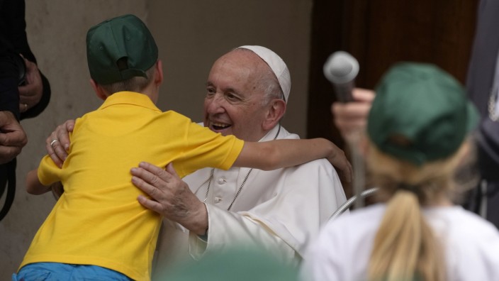 Prantls Blick: Papst Franziskus umarmt ein Flüchtlingskind aus der Ukraine während einer Audienz im Innenhof von San Damaso am 4. Juni.