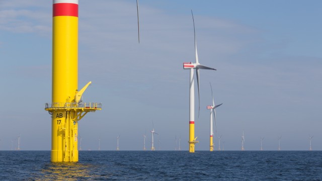 Energiewende: Ein Windpark in der Ostsee vor Rügen. Der Energiekonzern RWE will künftig sehr viel grünen Wasserstoff erzeugen, dazu braucht es viel erneuerbare Energien.