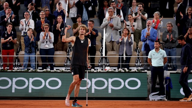Alexander Zverev: Goodbye on crutches: After his fall, Alexander Zverev got out in a wheelchair.  He returned a few minutes later to wave to the audience.