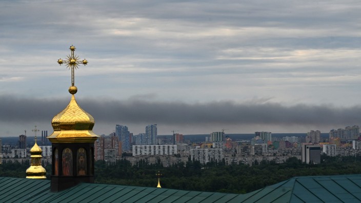 Krieg in der Ukraine: Rauch über Kiew: Am Sonntag wurde die ukrainische Hauptstadt erstmals seit Ende April wieder zum Ziel russischer Raketenangriffe.