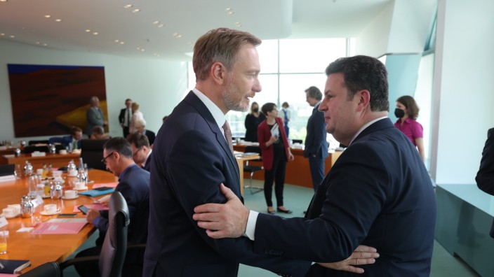 Ampelkoalition: Entlastung ja, aber wie? Finanzminister Christian Lindner (rechts) und Sozialminister Hubertus Heil haben jeweils eigene Ideen.