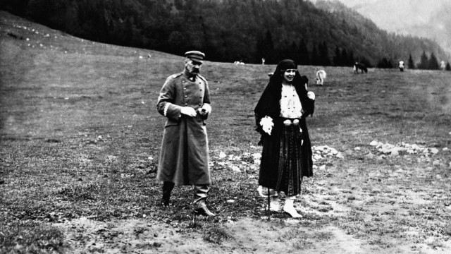 Polnische Geschichte: Józef Piłsudski, polnischer Staatspäsident und Oberbefehlshaber der Armee, bei einem Spaziergang mit der rumänischen Königin Maria.