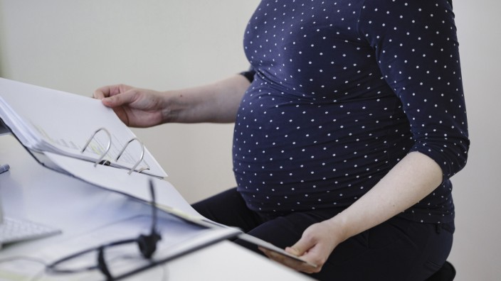 Mutterschutz: Strampelndes Baby, nerviger Chef: Schwangeren wird es im Büro nicht immer leicht gemacht.